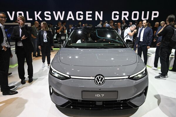 Жемчужно-серый Volkswagen (VW) ID.7 немецкого одноименного автогиганта. - Sputnik Казахстан