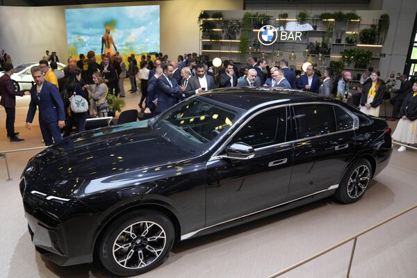 И, конечно же, классически черный BMW I7-й модели.  - Sputnik Казахстан