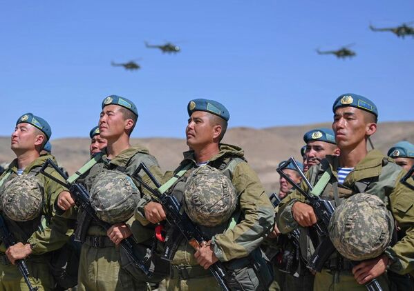 По мнению главы государства, казахстанская армия должна быть высокопрофессиональной, мобильной и готовой выполнять самые сложные боевые задачи. - Sputnik Казахстан