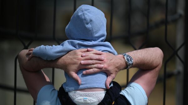 Малыш на плечах у взрослого, архивное фото - Sputnik Қазақстан