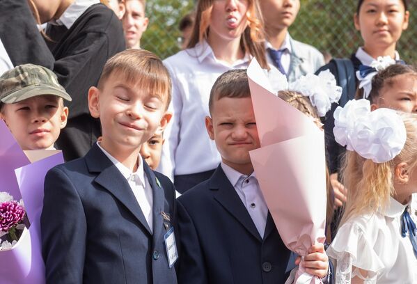 &quot;Ах, эти счастливые лица!&quot;.  На фото: ученики школы №95 в Алматы на торжественной линейке 1 сентября.  - Sputnik Казахстан