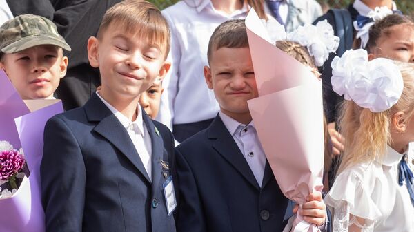Ученики школы №95 в Алма-Ате на торжественной линейке 1 сентября, Казахстан - Sputnik Казахстан