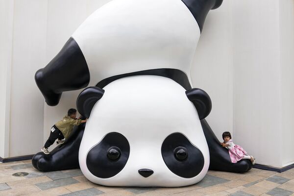 &quot;Прокати нас, большая панда!&quot;. На фото: дети играют с гигантской пандой в Пекине, Китай. - Sputnik Казахстан