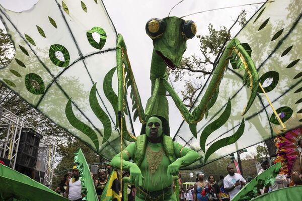 &quot;Тот самый случай, когда зеленые человечки тебе не померещились&quot;.  На фото: люди в фантазийных костюмах участвуют в параде по случаю West Indian Day Parade в Бруклине, США.  - Sputnik Казахстан