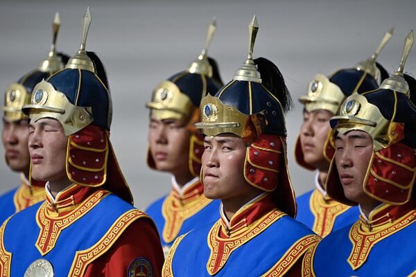 &quot;Кто ты, воин?&quot;. На фото: монгольский почетный караул готовится приветствовать Папу Франциска, Монголия. - Sputnik Казахстан