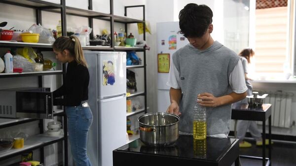 Студенты готовят еду в хостеле House of students - Sputnik Казахстан
