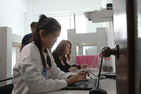 Студенты занимаются в комнате в хостеле - Sputnik Казахстан