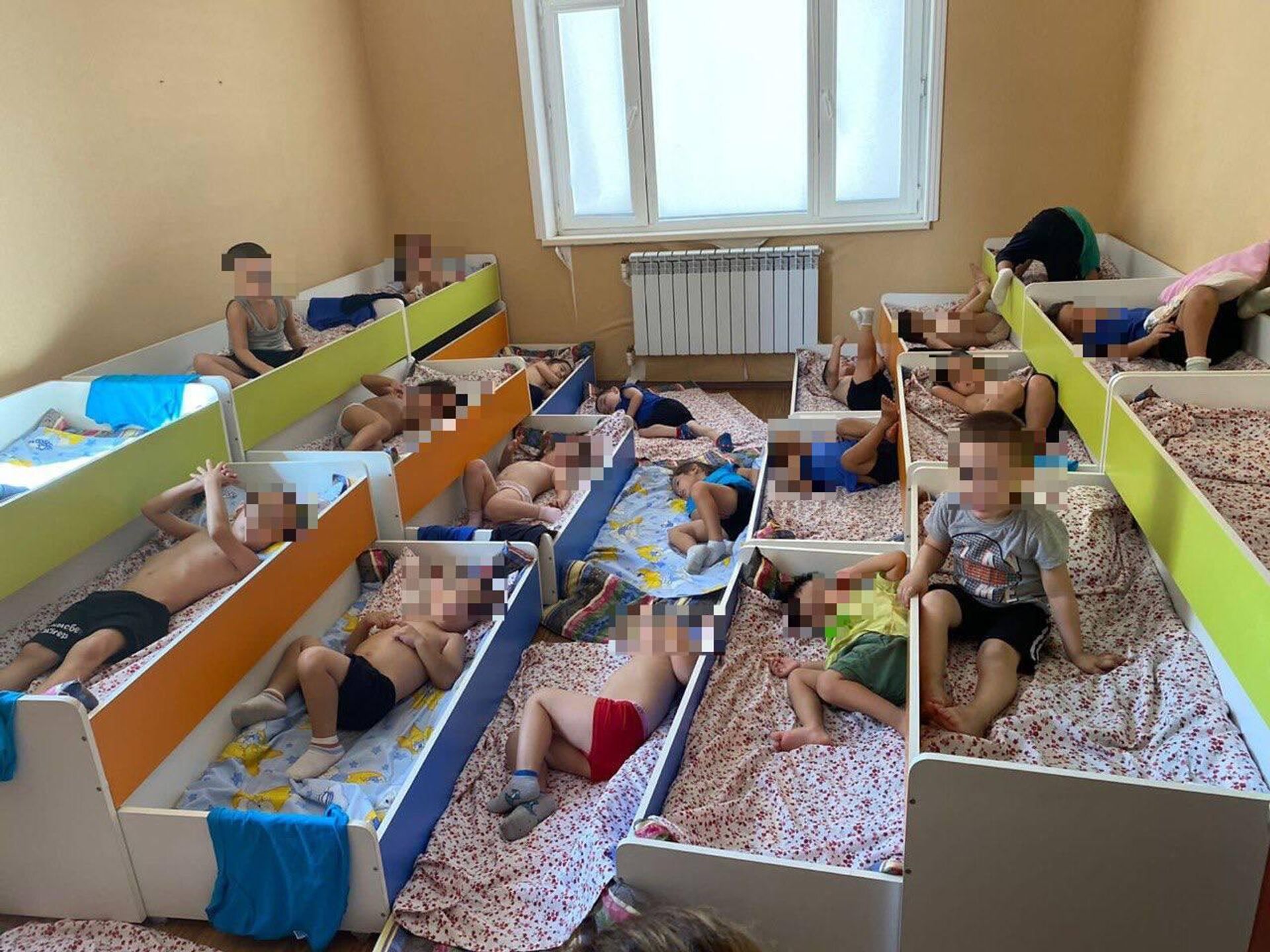 Экс-работник публикует фото: детсад Актау ответил на рассылку со спящими на полу детьми - Sputnik Казахстан, 1920, 10.09.2023