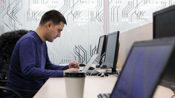 Молодой человек за компьютером, архивное фото - Sputnik Казахстан