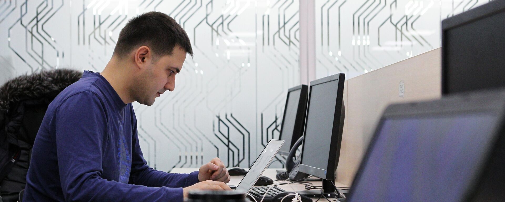 Молодой человек за компьютером, архивное фото - Sputnik Казахстан, 1920, 14.07.2025