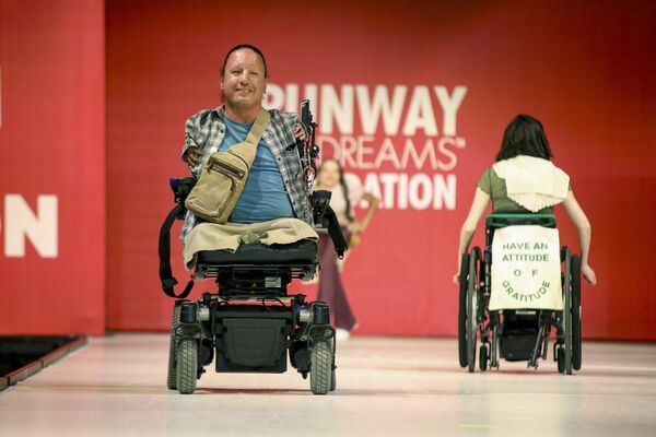 Спонсорами мероприятия как правило выступают крупные модные бренды. На фото: модели в инвалидных колясках представляют модную коллекцию в рамках Недели моды в Нью-Йорке.  - Sputnik Казахстан