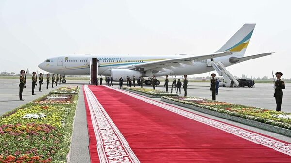 В международном аэропорту Душанбе Главу государства проводил Премьер-министр Таджикистана Кохир Расулзод - Sputnik Казахстан