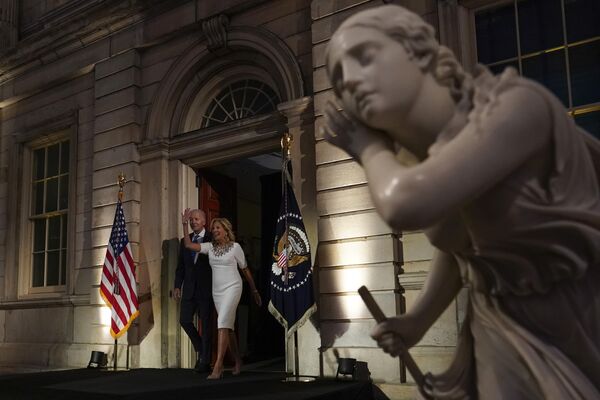 Президент Джо Байден и его супруга - первая леди США - Джилл Байден прибывают на прием лидеров в Metropolitan Museum of Art в Нью-Йорке. О чем они шептались, похоже, подслушала статуя. Везде шпионы!  - Sputnik Казахстан