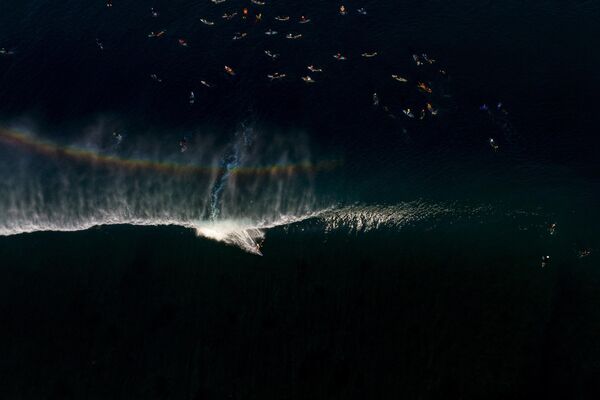 Во время серфинга на берегу появляется радуга. Снимок Тодда Глейзер, Оаху, Гавайи.  - Sputnik Казахстан