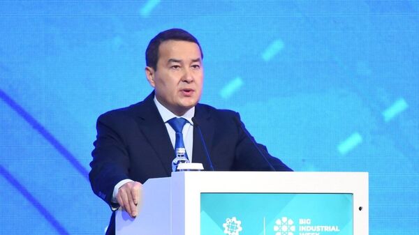 Премьер-министр Казахстана Алихан Смаилов на Иннопроме - Sputnik Казахстан