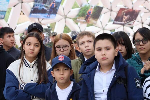 На фотовыставку RIZAMYZ Qutqarushi пришли дети, чтобы пообщаться с ее героями.  - Sputnik Казахстан