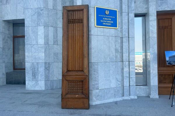 Единственная уцелевшаяся дверь после пожара  - Sputnik Казахстан