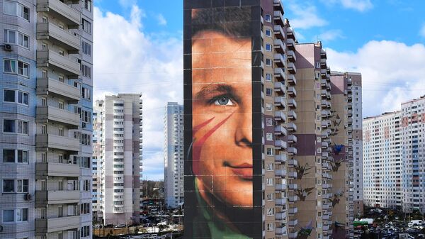 Фасад жилого здания, украшенный граффити с изображением космонавта Юрия Гагарина  - Sputnik Казахстан