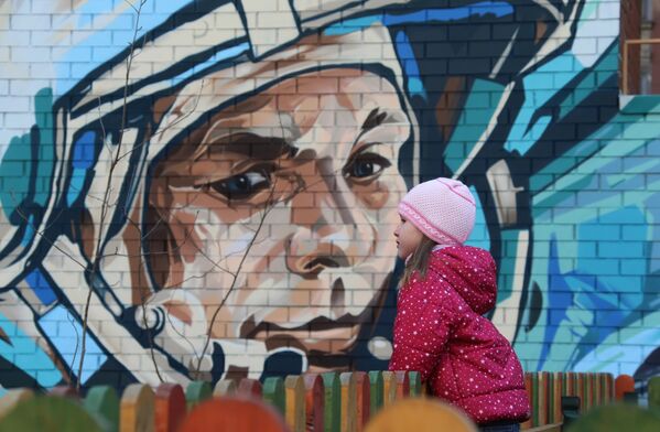 Граффити с изображением космонавта Юрия Гагарина на здании на Аллее Космонавтов в Москве - Sputnik Қазақстан