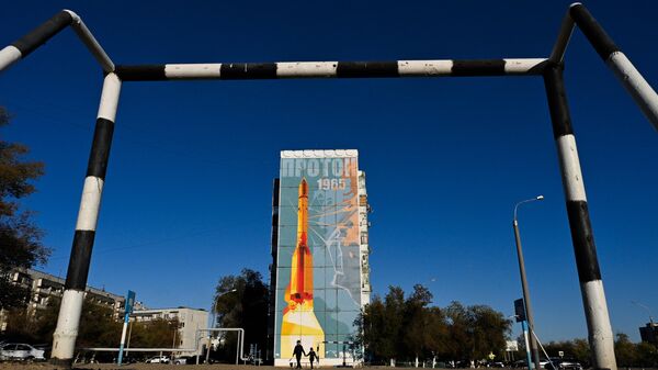 Дом в городе Байконур с рисунком ракеты-носителя Протон на фасаде - Sputnik Қазақстан