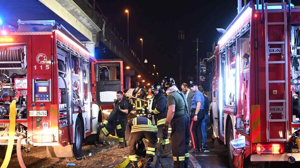 Пожарные на месте смертельной аварии с туристическим автобусом в Венецией - Sputnik Казахстан