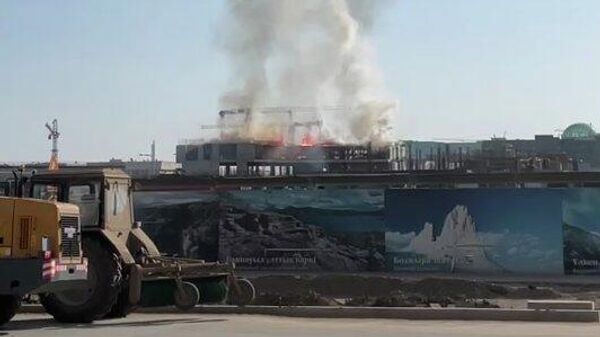 В Астане на Левом берегу горит строящееся здание школы - Sputnik Казахстан