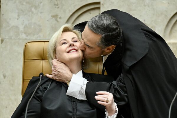 Беспристрастный поцелуй. На фото: судья Верховного суда Бразилии Луис Роберто Баррозу целует судью Розу Вебер во время его инаугурации на пост председателя суда. - Sputnik Казахстан