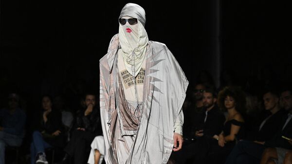 Модель на показе Vivienne Westwood на Парижской Неделе Моды - Sputnik Казахстан