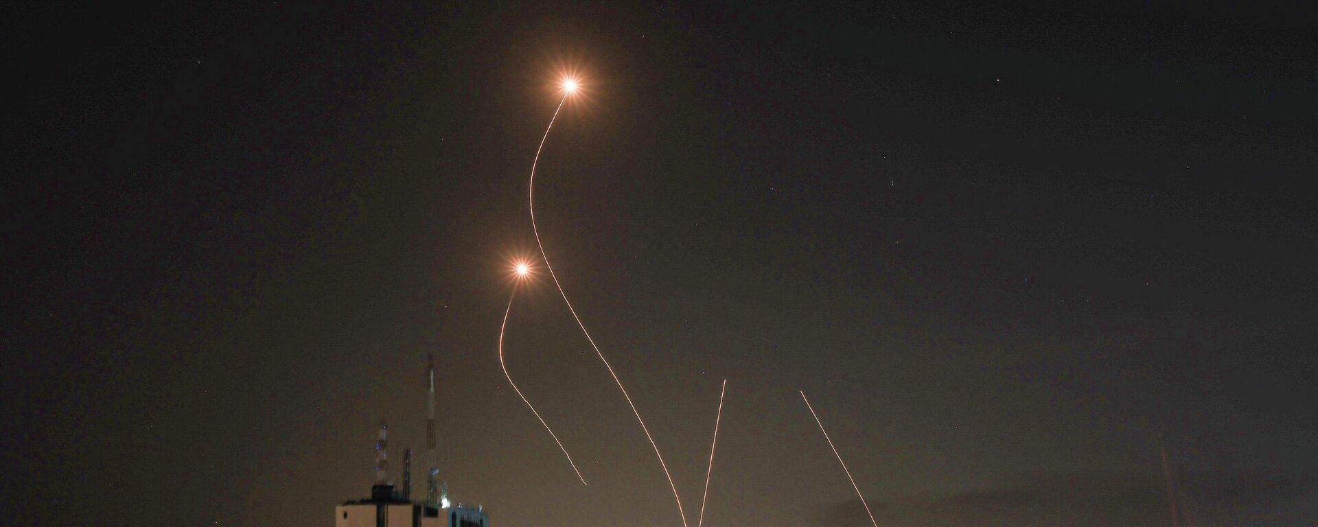 Ракеты в ночном небе над сектором Газа - Sputnik Қазақстан, 1920, 09.10.2023