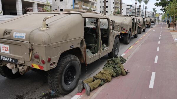 Израильские солдаты укрываются в Сдероте 9 октября 2023 года во время ракетного обстрела из сектора Газа - Sputnik Казахстан