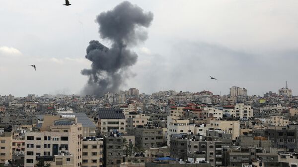 Шлейф дыма поднимается над зданиями в городе Газа во время авиаудара Израиля - Sputnik Қазақстан
