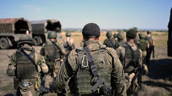 Пополнение одного из десантно-штурмовых полков ВДВ проводит занятия по боевому слаживанию на полигоне в ЛНР - Sputnik Казахстан