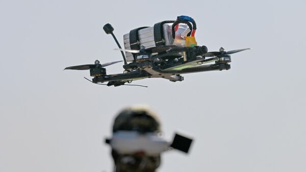 Военнослужащий ВС РФ проходит обучение по полетам на ударных FPV-дронах Бумеранг на полигоне   - Sputnik Қазақстан