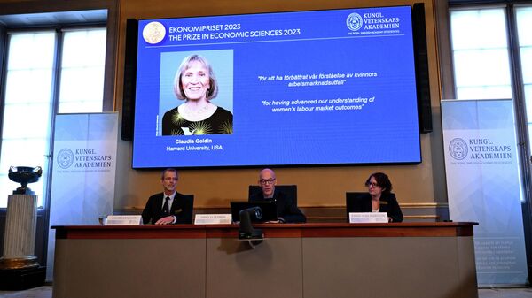 Лауреат премии в области экономических наук памяти Альфреда Нобеля 2023 года, американский экономист Клаудия Голдин на стенде - Sputnik Казахстан