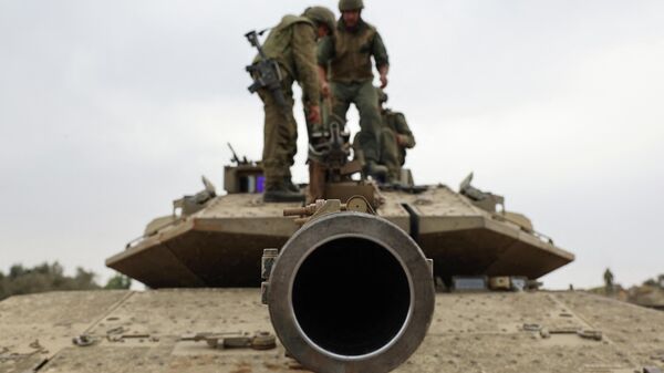 Израильские военные расположились на башне танка Меркава на границе сектора Газа - Sputnik Қазақстан