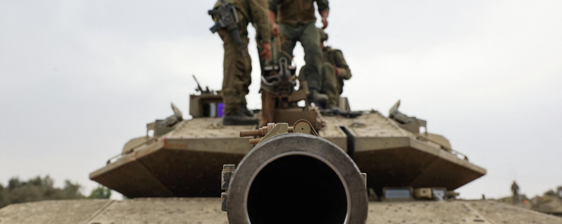 Израильские военные расположились на башне танка Меркава на границе сектора Газа - Sputnik Қазақстан, 1920, 29.10.2023