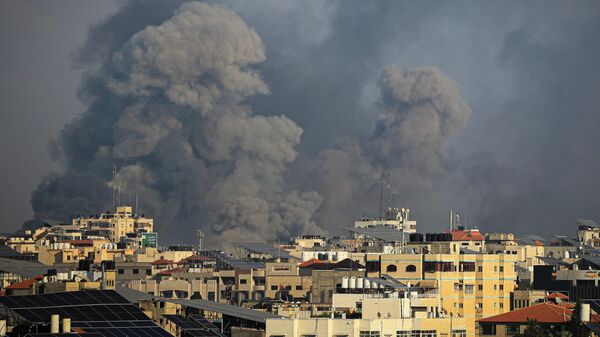 Дым от взрывов в секторе Газа - Sputnik Казахстан