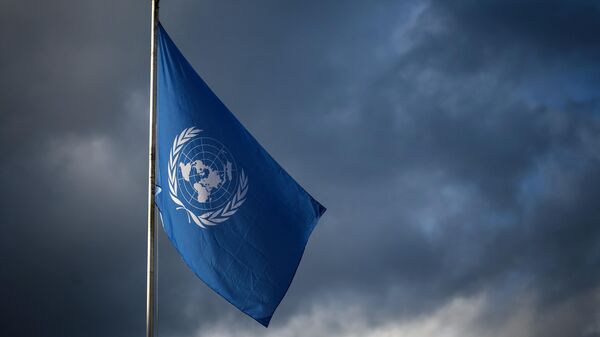 Флаг ООН развевается на ветру у главного входа в здание Дворца Наций, в котором расположены офисы ООН в Женеве, 29 сентября 2021 года.
Фабрис КОФРИНИ / AFP - Sputnik Казахстан