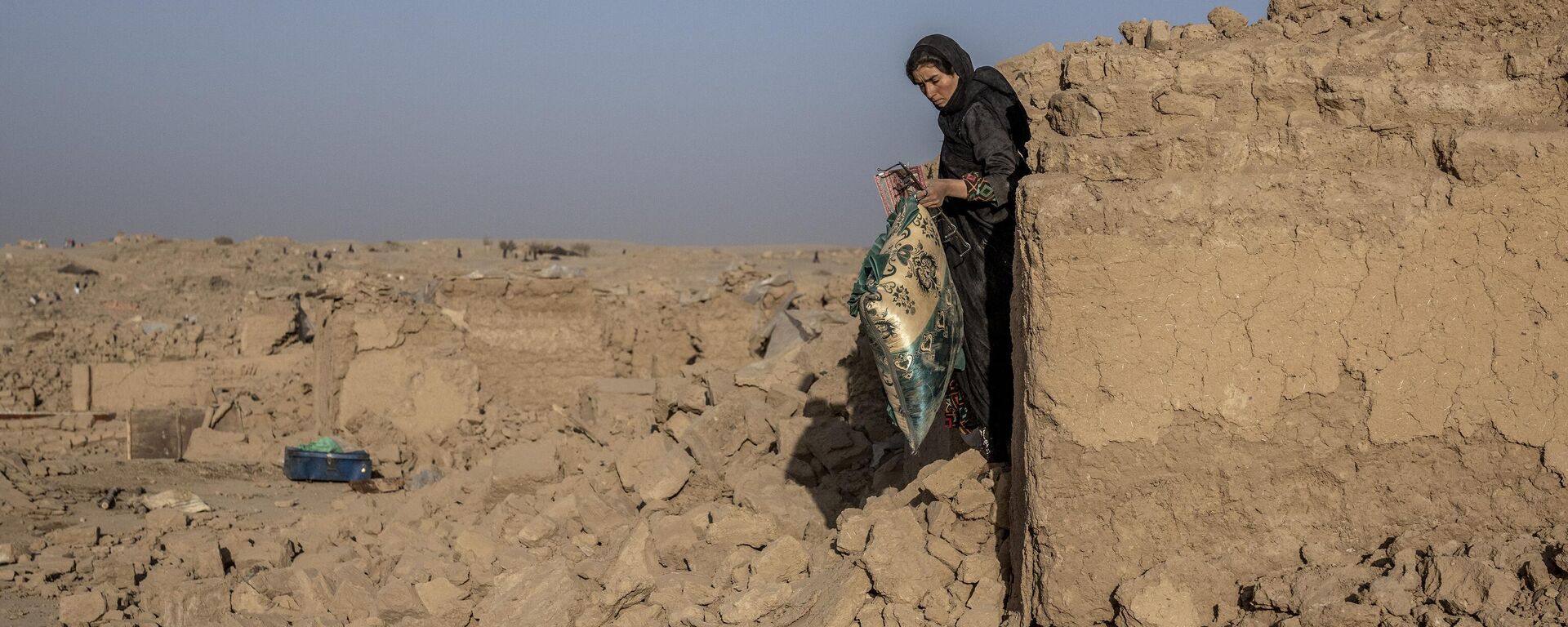 Девушка убирает завалы после землетрясения в районе Зенда Джан в провинции Герат - Sputnik Казахстан, 1920, 15.10.2023