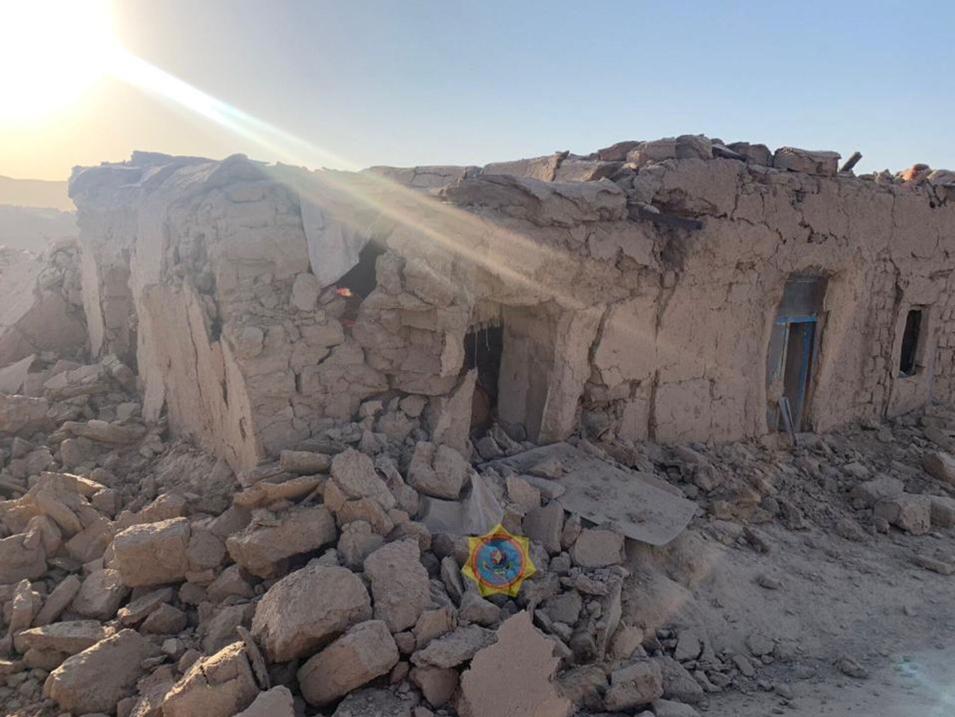 Казахстанские спасатели обследовали разрушенные дома в трех населенных пунктах Афганистана - Sputnik Казахстан, 1920, 12.10.2023