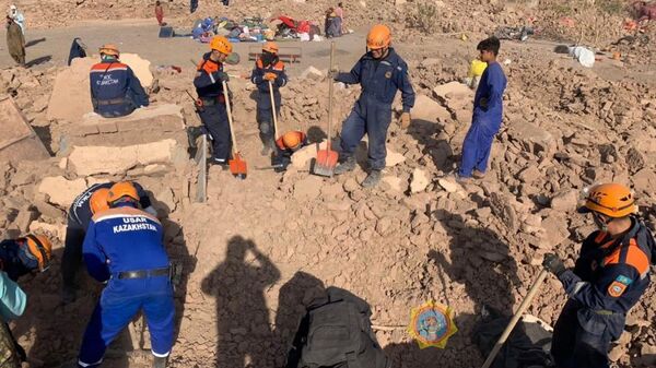 Казахстанские спасатели обследовали разрушенные дома в трех населенных пунктах Афганистана - Sputnik Қазақстан