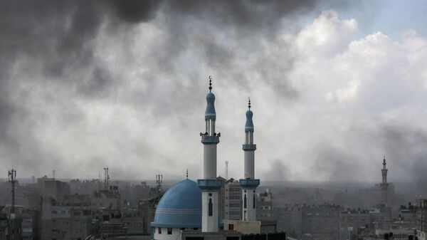 Клубы дыма во время авиаудара Израиля по Рафаху на юге сектора Газа - Sputnik Казахстан