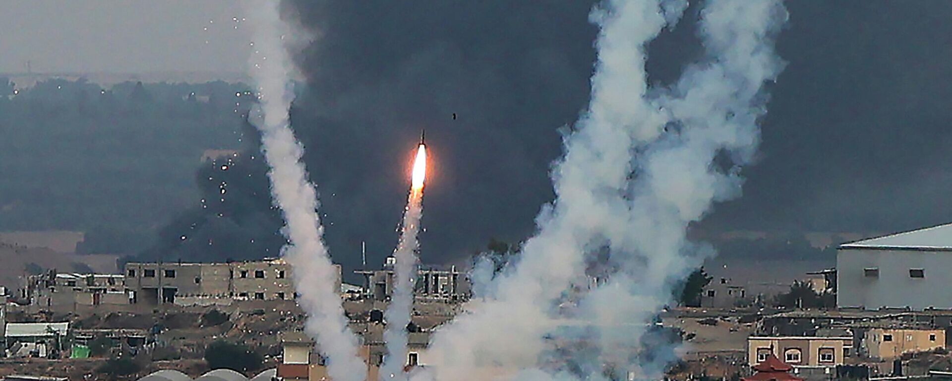 Палестинские боевики запускают ракеты в сторону Израиля из Рафаха, на юге сектора Газа - Sputnik Казахстан, 1920, 15.10.2023