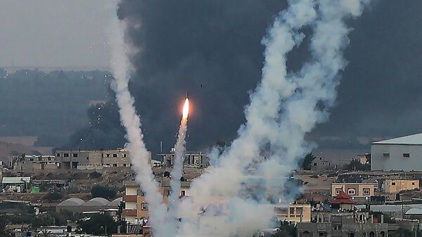 Палестинские боевики запускают ракеты в сторону Израиля из Рафаха, на юге сектора Газа - Sputnik Қазақстан