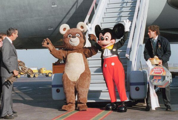 Поколения выросли на классических анимационных фильмах Disney. На фото: Микки-Мауса встречает Медведь Миша, талисман московских Олимпийских игр 1980 года, после прибытия в Москву. - Sputnik Казахстан