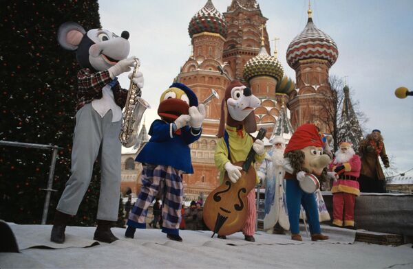 На фото: персонажи Уолта Диснея во время новогоднего представления на Красной площади в Москве, 1993 год. - Sputnik Казахстан