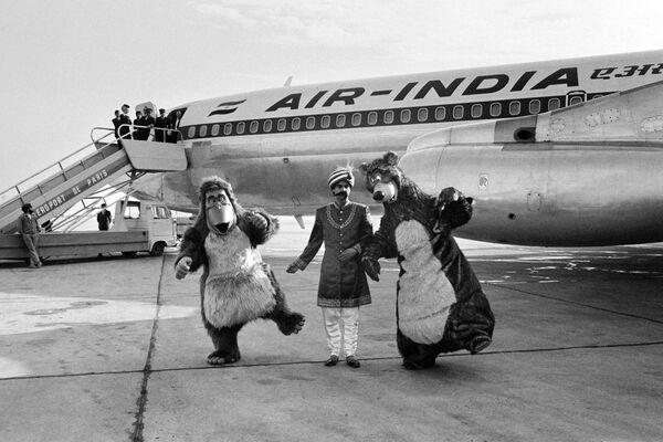На фото: персонажи мультфильма Уолта Диснея &quot;Книга джунглей&quot; Балу и король прибыли на детский салон в Париже, 1968 год. - Sputnik Казахстан