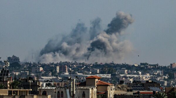 Клубы дыма во время израильской бомбардировки Хан-Юниса на юге сектора Газа, 18 октября 2023 года, на фоне продолжающихся боев между Израилем и палестинской группировкой ХАМАС - Sputnik Қазақстан