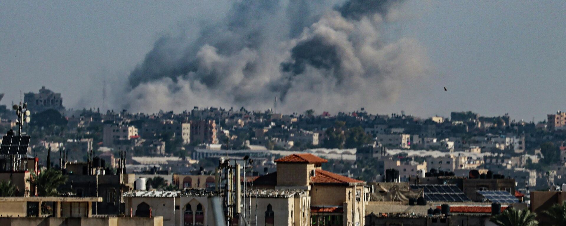 Клубы дыма во время израильской бомбардировки Хан-Юниса на юге сектора Газа, 18 октября 2023 года, на фоне продолжающихся боев между Израилем и палестинской группировкой ХАМАС - Sputnik Қазақстан, 1920, 20.10.2023