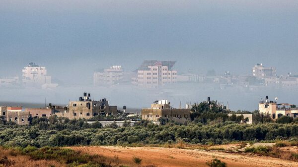 На этом снимке, сделанном в южном израильском городе Сдерот, виден дым, клубящийся над северной частью сектора Газа во время израильской бомбардировки - Sputnik Қазақстан